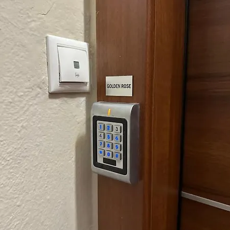 Golden Rose Apartment *
